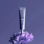 Tube du soin contour yeux et lèvres repulpant anti-rides Endro posé sur une fleur violette