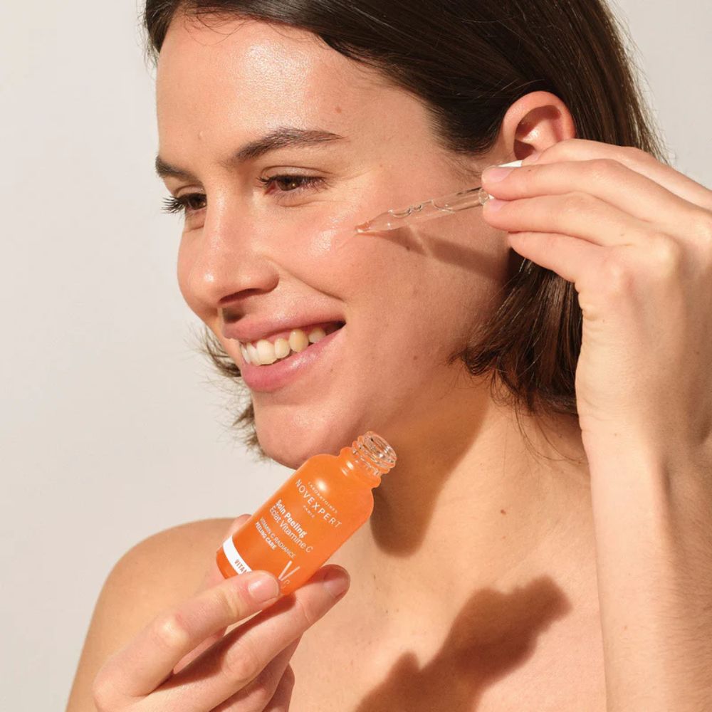 application du soin peeling à la vitamine C Novexpert