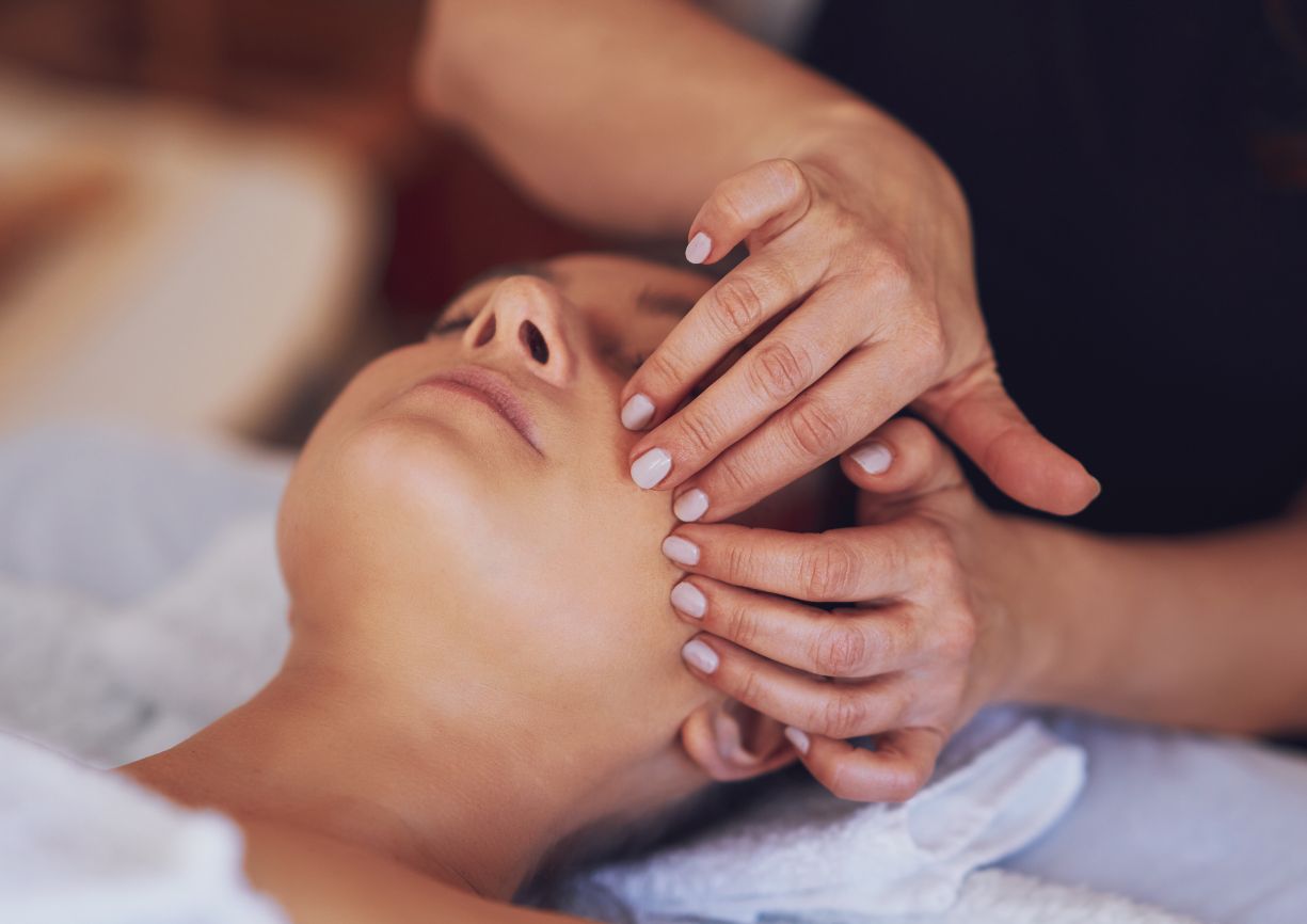 Soin visage kobido en institut sur une femme 