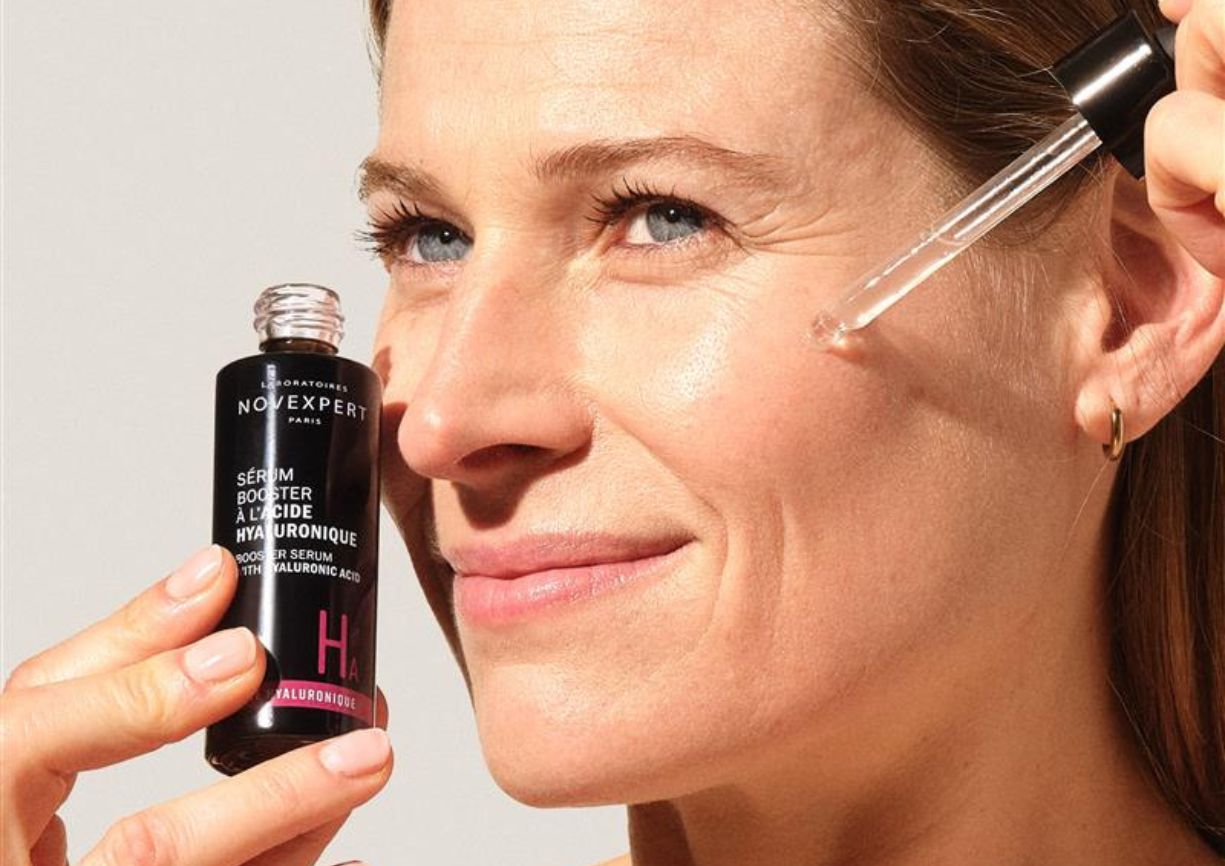 Femme appliquant le sérum à l'acide hyaluronique novexpert