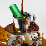 Stick contour des yeux Shot Mádara plongé dans une tasse de café, pour évoquer la caféine de sa formule