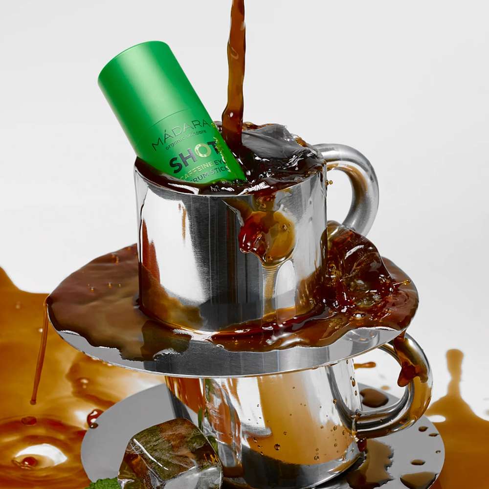 Stick contour des yeux Shot Mádara plongé dans une tasse de café, pour évoquer la caféine de sa formule