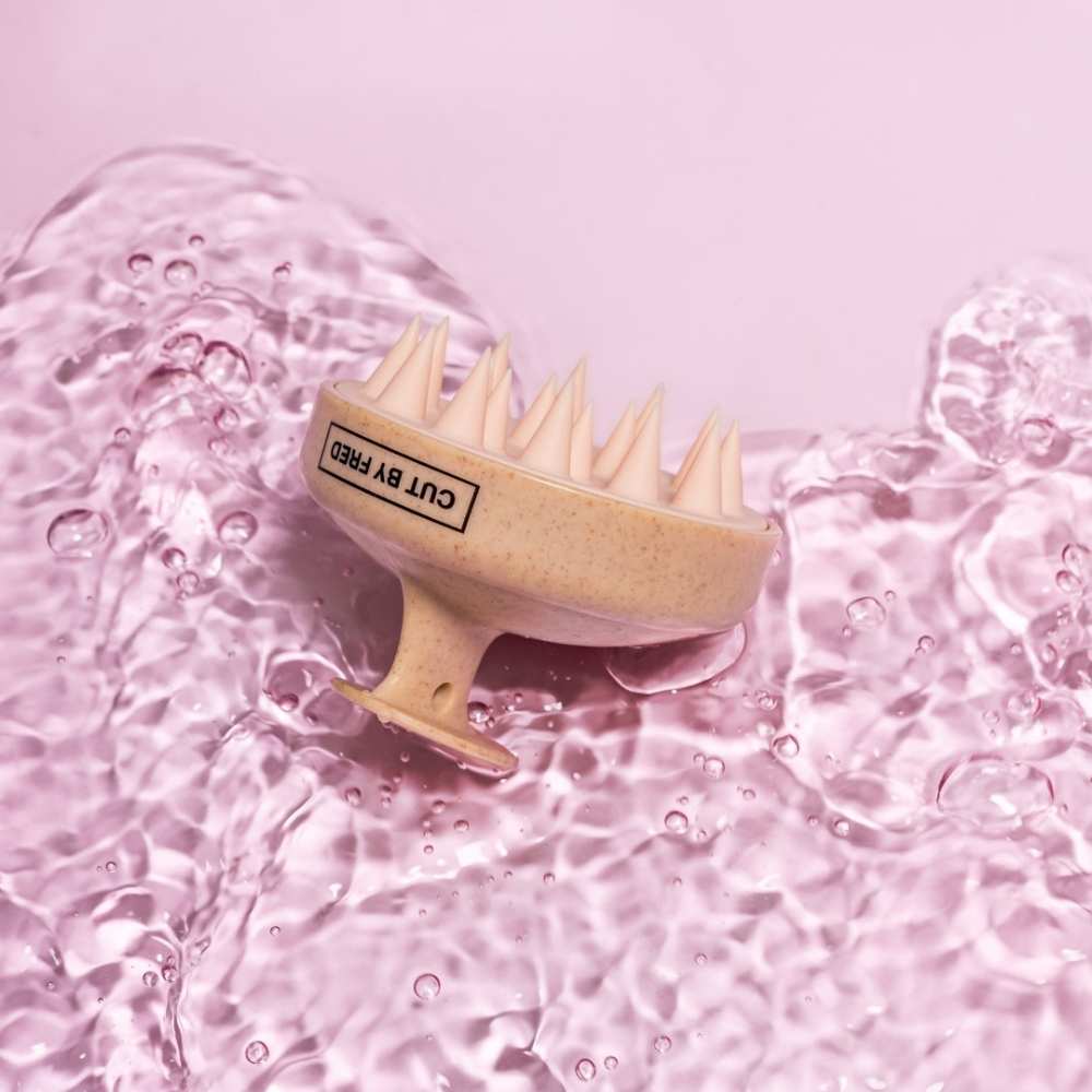 visuel lifestyle de la brosse stimulante cuir chevelu cut by fred
