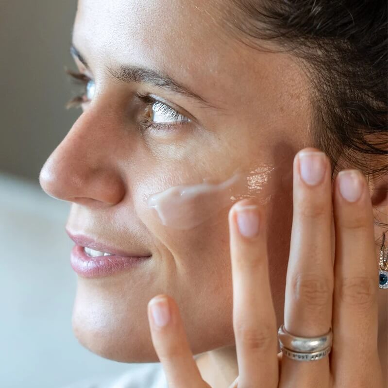 texture fluide peau parfaite sur le visage d'une femme