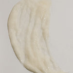 Gommage à la texture de miel se transformant en lait avec de l'eau chaude