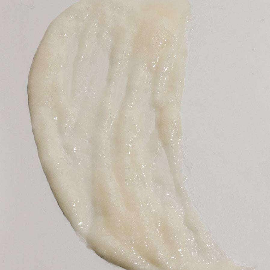 Gommage à la texture de miel se transformant en lait avec de l'eau chaude