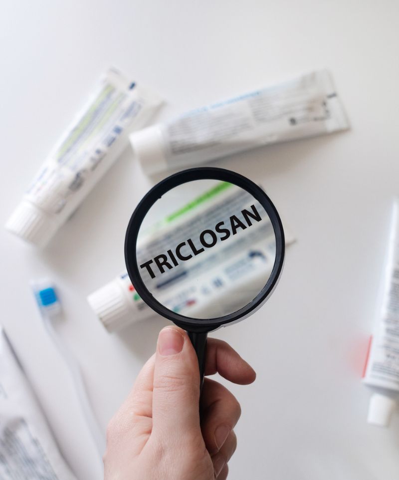 Zoom sur des tubes de dentifrices ayant du triclosan