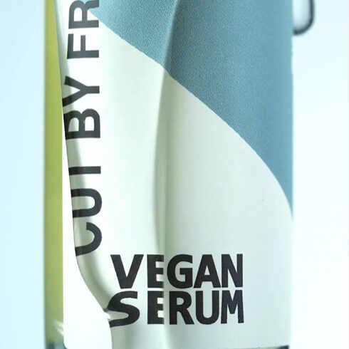 vegan serum texture de pres coulant sur la flacon en verre