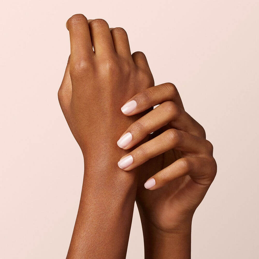 vernis manucurist milky white sur les ongles 