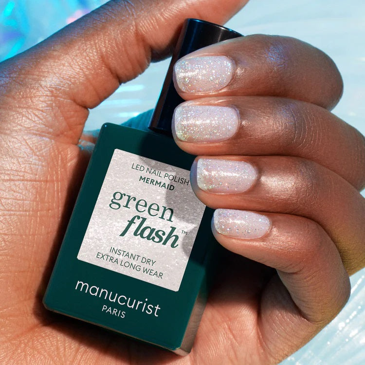 vernis mermaid manucurist sur les ongles tenant un vernis