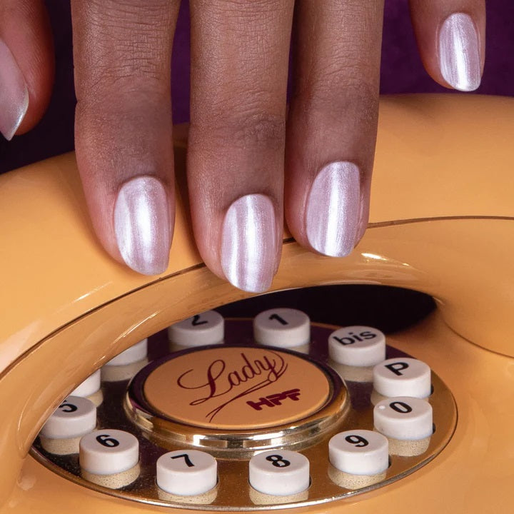 vernis moon manucurist sur les ongles avec telephone retro