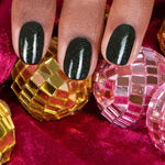 vernis poison manucurist sur les ongles avec mini boules disco