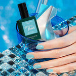 vernis riviera manucurist sur les ongles ambiance bleu et paillettes