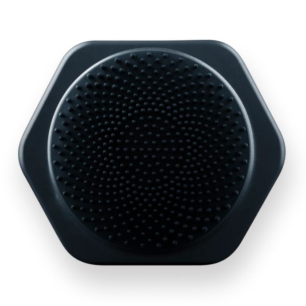 Zoom sur la tête en forme de rosace de la brosse nettoyante visage L1 noire Lauvée Paris